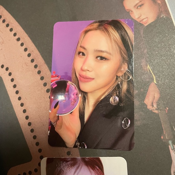 ITZY mini album GUESS WHO - Picture 6 of 8